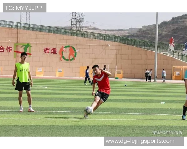 踢出梦想的绿茵场上小小心灵的欢歌与追逐